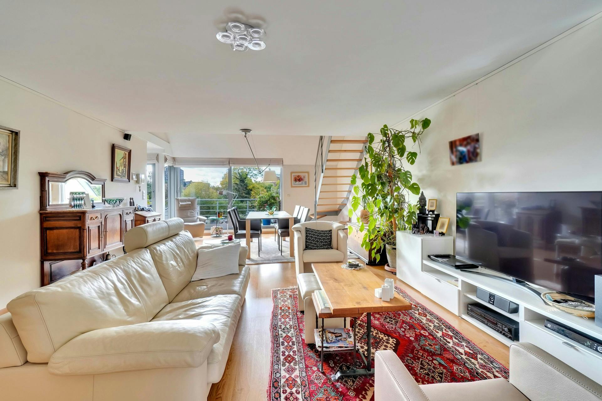 Duplex appartement met 3 slaapkamers, prachtig terras en parking in de Willemswijk!